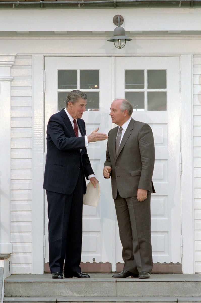 On this day in 1986: President Ronald Reagan and Soviet General Secretary Gorbachev at Hofdi House during the Reykjavik Summit. Iceland. 10/12/1986. https://t.co/it7sUzt3DZ Photo gallery of Reagan's Summits with Gorbachev