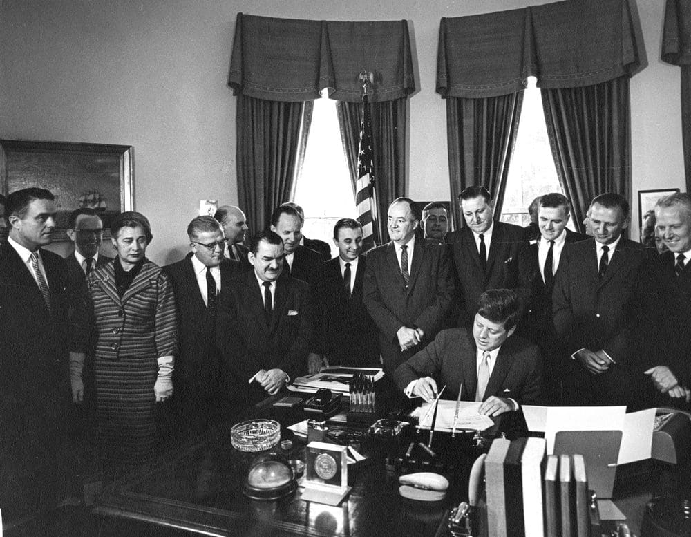 President John F. Kennedy signed the Peace Corps Act in the Oval Office of the White House on this day in 1961. JFK and the Peace Corps: https://t.co/yOTTBpjwE9 @JFKLibrary: