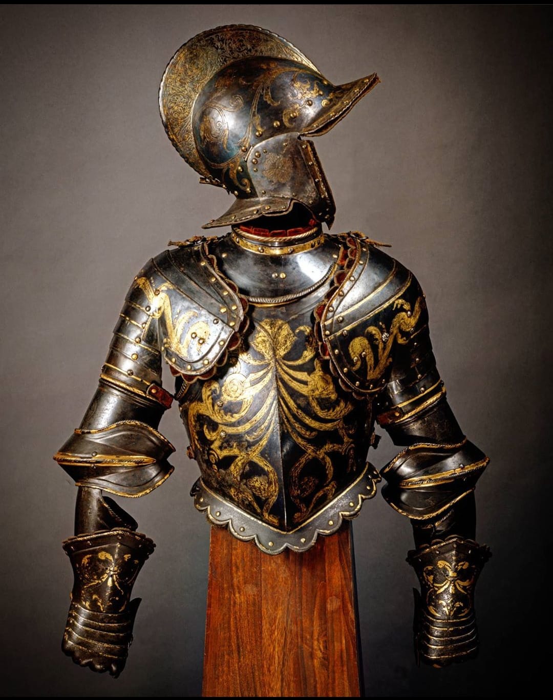 A half-armor of a Vatican Papal Guardsman, Brescia, Italy, ca. 1590, housed at the Museo Stibberto.