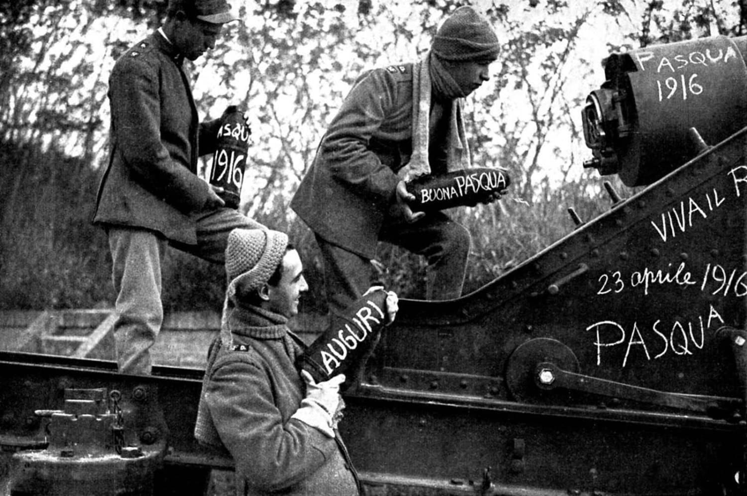 Italian artillery gunners load shells decorated with Easter messages during WW1. Italy, 1916.