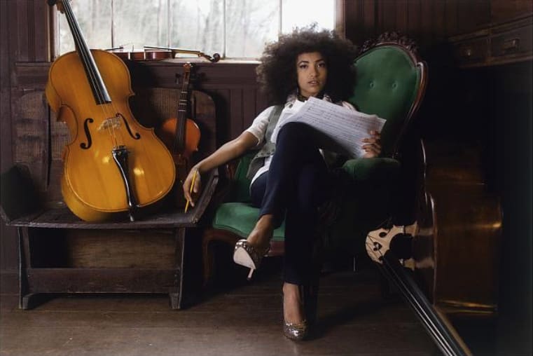 HBD to jazz bassist and singer Esperanza Spalding! Sandrine Lee’s photo shows @EspeSpalding in an old railroad station to emphasize that music happens not only in concert halls—but also in intimate, everyday spaces.