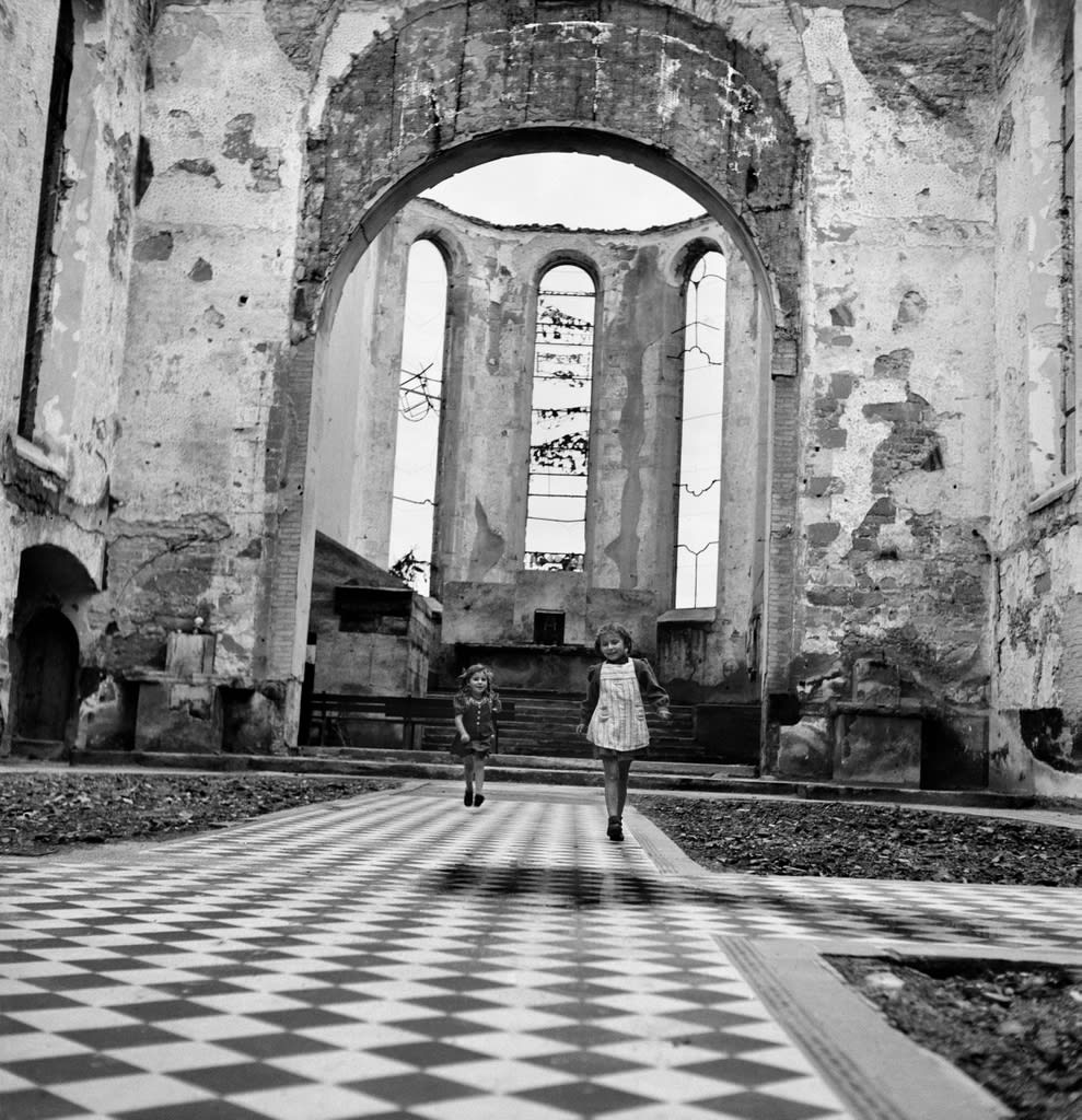 Happy Easter to you all! 🐰Visit @Bildhalle1 for an online show of Werner Bischof that will make you travel to other countries and times. https://t.co/ZiVWZC5p4a 📷Werner Bischof, Children playing inside a destroyed church, Friedrichshafen September 1945.⁠ Courtesy Bildhalle